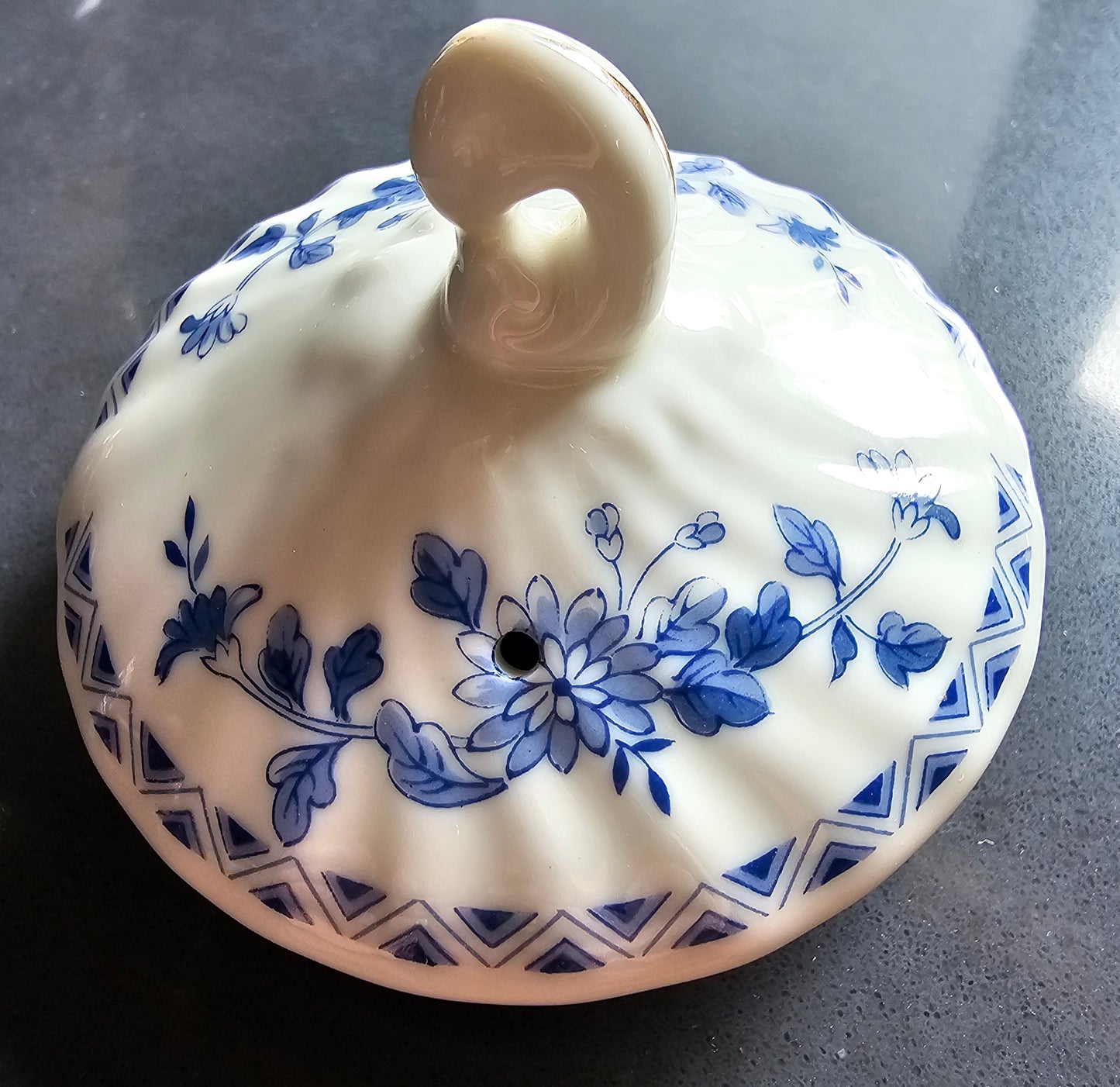 Vintage Teapot, 1989 Robinson Design Group- Blue and White Willow-Made in Japan